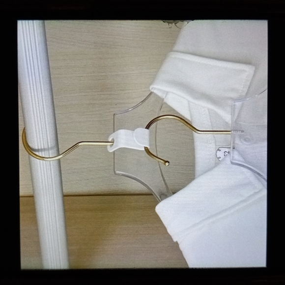 One Clothes hanger closet accessory - Picture 4 of 7